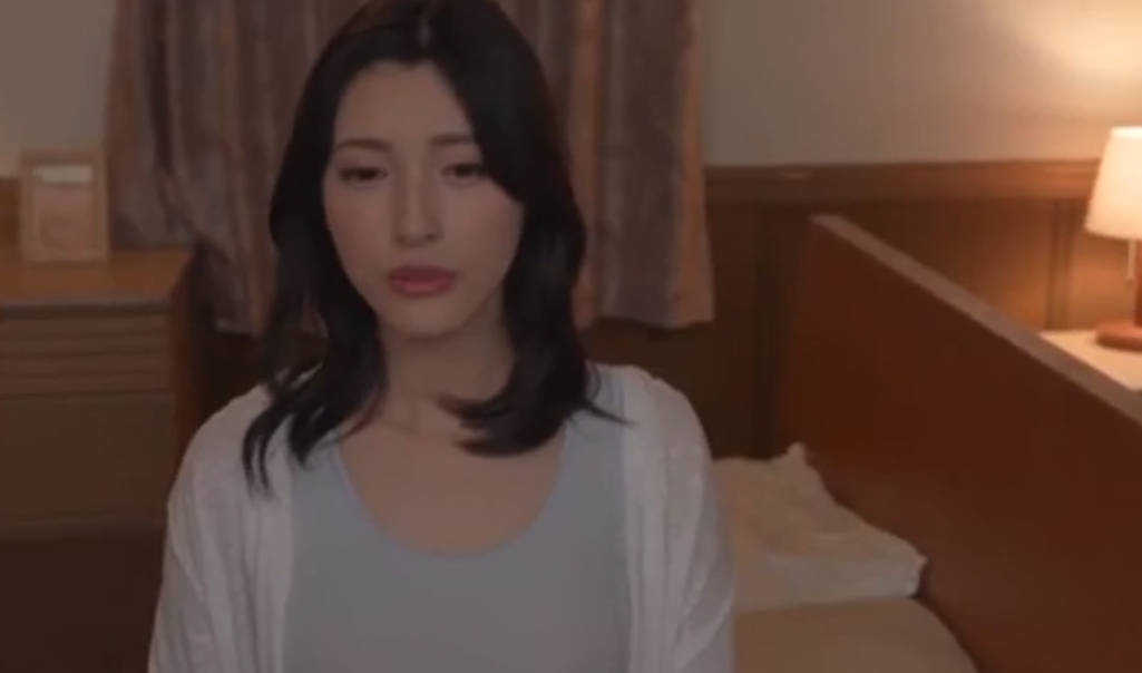 無碼-老公出差無奈自慰閉眼開腿扣逼時 突然大傢伙沖入潮濕小穴一貫插到底 這...超爽滋味 老公不在那是..公公！- 森澤佳奈 (飯岡佳奈子)