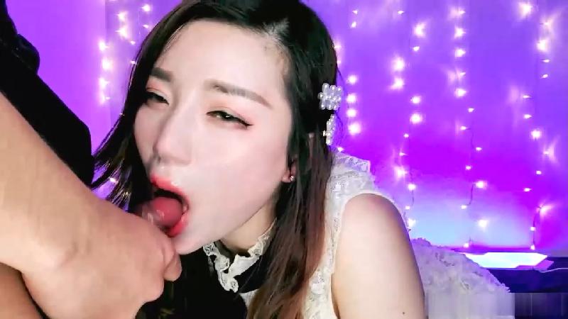 網黃反差婊子妮可直播忘光攝影機被男友狠操的樣子都被粉絲看到了