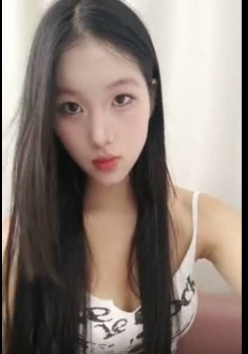 ❤️❤️光頭大叔最近約的小姐4， 每天晚上多要干，舌釘文靜小騷貨，假屌插穴舔逼，後入騎乘位爆草