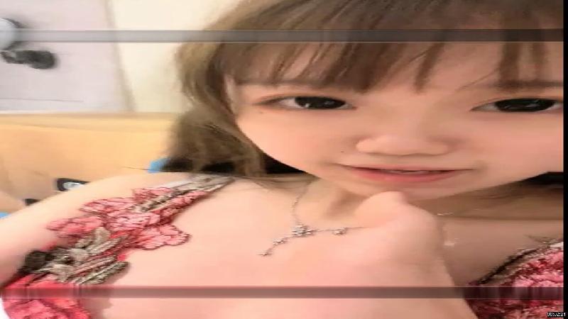 2020.8.14，人气小萝莉第二场啪啪，【爸妈调教女儿】薄纱情趣粉嫩胴体，三人淫乱调教狂干，淫靡刺激超劲爆