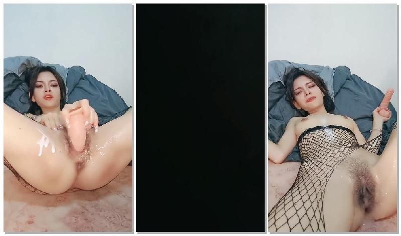 [本土無碼中文]能把自己逼逼搞腫的騷女人，全程露臉情趣絲襪誘惑，道具不停攪拌騷穴，搞的騷逼淫水泛濫高潮不止，精彩刺激